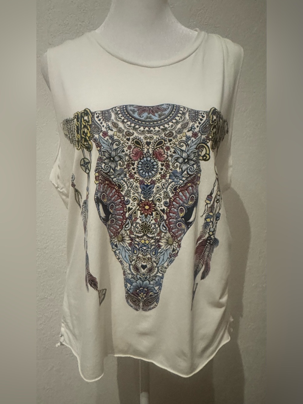 Lauren Moshi Kel ivory sleeveless top with intricate boho style cow skull print - Picture 2 of 8